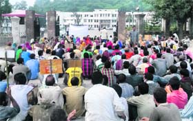Talwara migrants stage a protest in support of their demands in front of the office of the Deputy Commissioner in Reasi on Thursday