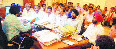 Amritsar Municipal  Commissioner DPS Kharbhanda holds a meeting with MC employees at Town Hall in Amritsar on Saturday. 