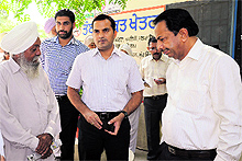 Divisional Commissioner VK Sharma (R) during his visit