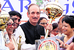 Union Ministers Ghulam Nabi Azad and Santosh Chaudhary in Hoshiarpur on Saturday