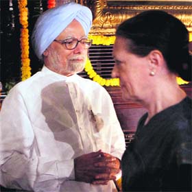 Post embarrassment, Sonia Gandhi made it a point to appreciate Manmohan Singhs work