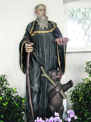 A statue of St Gallus and his bear