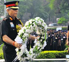 GOC, Kharga Corps, Lt-Gen RP Shahi, lays a wreath at Vijay Smarak in Ambala on Sunday