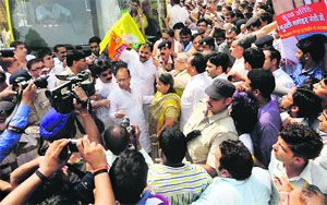 Senior BJP leader Murli Manohar Joshi flags off HJC chief Kuldeep Bishnoi's Vijay Rath yatra (top) at Adampur on Sunday