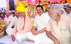 Bishnoi flanked by state BJP president Ram Bilas Sharma and Prof Ganesh Lal at the dais before the launch of the yatra. 