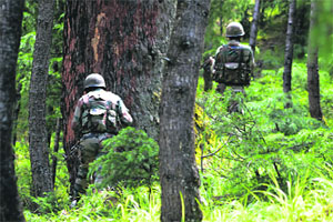 Five Armymen have been hurt in the ongoing gunfight