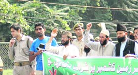 Religious leaders seek a ban on sale of liquor in Srinagar on Sunday
