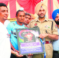 Mohali  SSP Gurpreet Singh Bhullar honours hockey player Harjit Singh Tuli in Kurali. 
