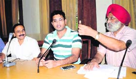 District Health Officer Dr RS Randhawa (extreme right) holds a meeting with Municipal Commissioner Vipul Ujwal (centre) and assistant commissioner Kamal Kant Goyal to prevent occurrence of vector-borne diseases.