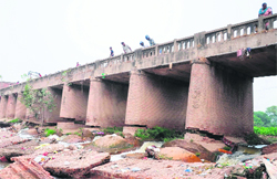  Connectivity to over 20 villages was cut off on Tuesday following the closure of a damaged bridge to traffic near Jagatpura village in Chandigarh. Tribune photo: Parvesh Chauhan