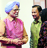 PM Manmohan Singh and Bruneis Sultan Hassanal Bolkiah in Darussalam on Wednesday
