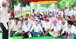 Activists of Left parties and PPP stage a dharna in Ludhiana on Thursday. Photo: Inderjeet Verma
