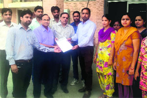 Taking a stand: Dr Shiv Dutt, state convener of the BJP medical cell, along with BK Bansal, district convener of the BJP medical cell, pledges support to the protesting NRHM union members in Bathinda on Friday. 
