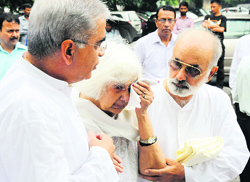 Veera Talwar, wife of former President of The Tribune Trust RS Talwar, along with her two sons Rana Talwar (left) and Amar Talwar at the Lodhi Road crematorium in New Delhi on Friday.
