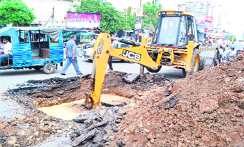 A week after the Chandracharya intersection road was recarpeted after a year of laying sewer lines, the Pay Jal Nigam again started digging the road much to the ire of residents in Haridwar on Saturday. Tribune photo: Rameshwar Gaur 
