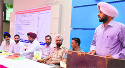 A police officer apprises residents of the services being provided at the Suvidha Centres in Ludhiana. Photo: Inderjeet Verma