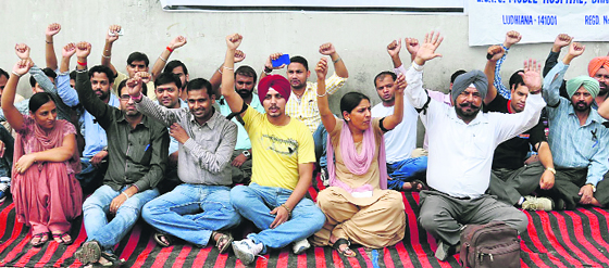 The ESIC employees raise slogans against the authorities in Ludhiana. Photo: Inderjeet Verma