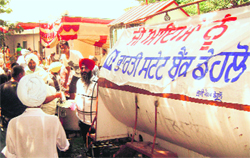 Social activists organise chabeel in Mandi Ahmedgarh. A Tribune photograph