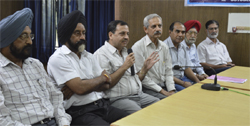 Members of the Indian Medical Association and Bharat Jan Gyan Vigyan Jatha address farmers in Ludhiana. Photos: Inderjeet Verma