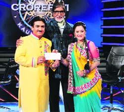 Big B with Jetha (L) & Daya (R) on the sets of KBC