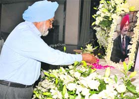 Justice SS Sodhi (retd), President, The Tribune Trust, pays floral tributes to RS Talwar, former President of The Tribune Trust, during a prayer meeting in New Delhi on Sunday