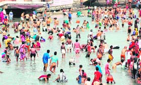 Pilgrims take bath at the sanctum sanctorum of Brahmakund, Har-ki-Pauri, owing to the closure of the Ganga canal in Haridwar on Tuesday