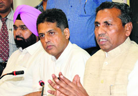 Union Ministers KH Muniyappa (right) and Manish Tewari at a press meet in Ludhiana on Tuesday.