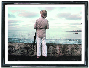 The man in the sola hat, Bombay, 1985. Photo Courtesy: Sooni Taraporevala / National Gallery of Modern Art