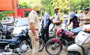 The accused along with recovered vehicles at the Mani Majra police station in Chandigarh.