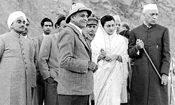 Jawaharlal Nehru with Indira Gandhi at the site of the dam.