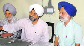 Retired BSNL employee Balkar Singh (R) addresses mediapersons in Amritsar on Sunday