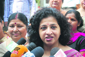 Shobha Ojha, National President of Mahila Congress talking to media persons in Dehradun on Sunday.