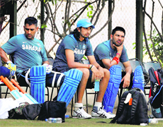 Skipper MS Dhoni thinks Ishant Sharma (centre) is undergoing a tough time but the team needs to back him.
