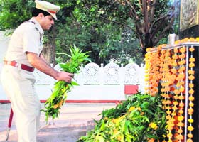 A police official pays floral tributes to the martyrs on Police Commemoration Day in Amritsar on Monday