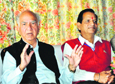 Senior BJP leader Shanta Kumar (L), along with former minister Kishan Kapoor, addresses a press conference in Dharamsala on Monday. 