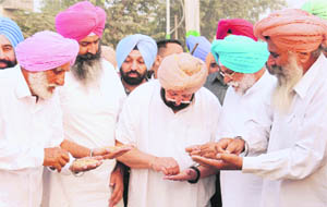 Amarinder Singh interacts with farmers at the Kapurthala grain market on Monday. 