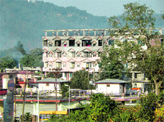 A view of multi-storey buildings around Kangra.