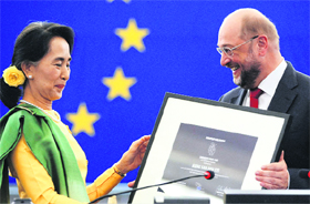Aung San Suu Kyi, Myanmars Nobel Peace Prize laureate, finally collects the European Unions 1990 Sakharov Prize for human rights from European Parliament chief Martin Schulz in Strasboug, France, on Tuesday.