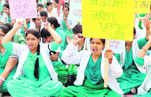 Contractual paramedical staff protesting against the Punjab Government.