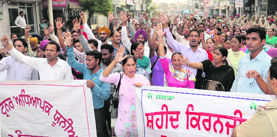 Members of the Unemployed Teachers Front hold an agitation against the Punjab Government and in favour of their demands in Bathinda on Thursday. Tribune photo: Pawan Sharma