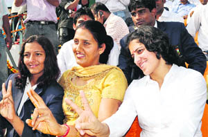 Krishna Poonia (centre) with two wrestlers at a function. 