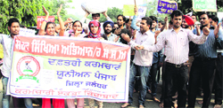 Sarv Sikhya Abhiyan office employees hold a protest barefoot outside the DC office in Jalandhar on Thursday. A Tribune photo 