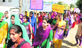 NSS volunteers educate women about their rights at Katani Kalan village. 