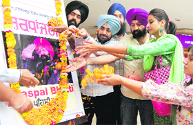 Remembering King of comedy: Relatives and artistes pay tributes to late Jaspal Bhatti on his first death anniversary in Amritsar on Friday. 