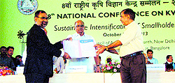 Union Agriculture Minister Sharad Pawar presents the best Agriculture Science Centre award to SS Singh (left), in charge officer of Dakrani Agriculture Science Centre, in Bengaluru on Friday