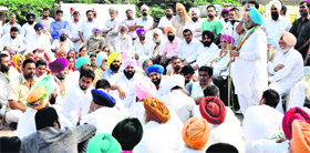 Former minister Malkit Singh Dakha addresses Congress workers during the dharna staged on the Ludhiana-Malerkotla road on Friday.
