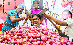 Residents of Parasram Nagar, led by former municipal councillor Vijay Kumar, lodge a protest against the spiralling prices of onion, in Bathinda on Sunday