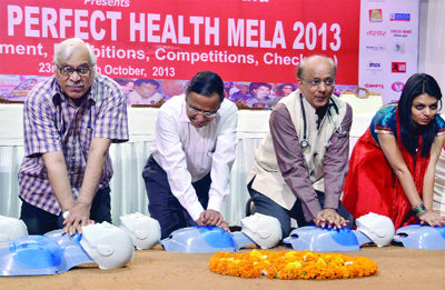 Dr K K Aggarwal, president, Heart Care Foundation of India with former Chief Election Commissioner of India Dr S Y Quraishi (L) and others showing the Cardio-Pulmonary Resuscitation (CPR) during the last day of MTNL Perfect Health Mela 2013 at Constitution Club in New Delhi on Sunday.
