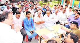 SP (city) Surjeet Singh Pawar and circle officer Jodh Ram Joshi interact with the traders fraternity in Haridwar on Sunday.