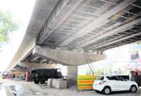 The slow pace of work on the flyover on Kitchlew Chowk causes inconvenience to the commuters in Amritsar. Photo: Vishal Kumar 
